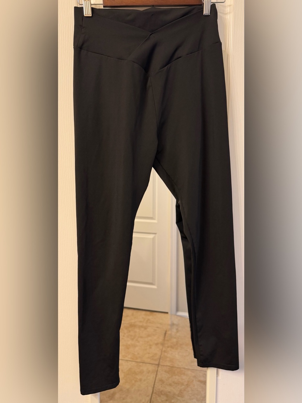 SHEIN Black High-Waist Leggings with V-Waistband
